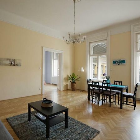 Klauzal Ter 9 Budapeste Exterior foto