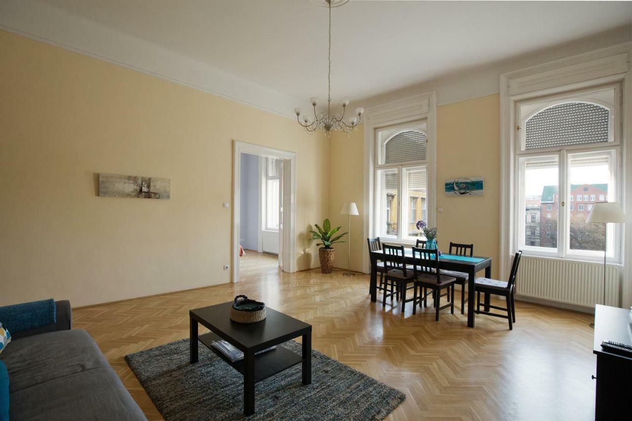Klauzal Ter 9 Budapeste Exterior foto