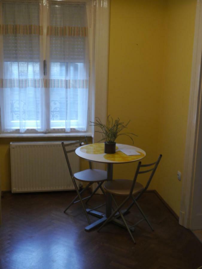 Klauzal Ter 9 Budapeste Exterior foto